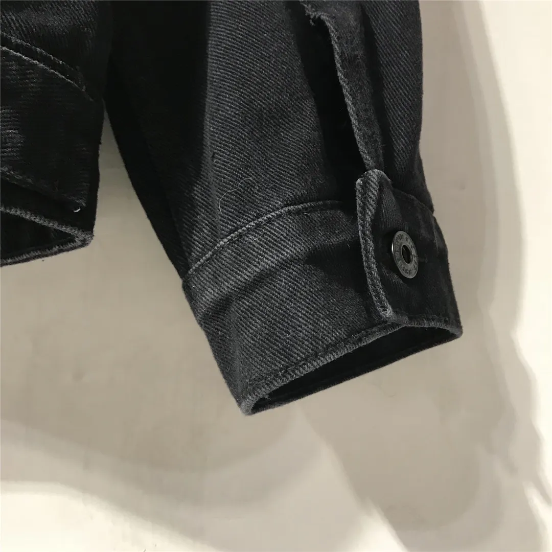 Top tested version OFF WHITE classic tape patch arrow OW men's and women's black denim jacket. The heat transfer process used for printing is not explained in detail. Everyone who has bought my tape series knows the quality. With anti-counterfeiting technology on the back, this is a truly over-the-top off-white yellow tape denim jacket with a distinctive signature and unique high street style! The stylized design is printed on a classic frame, and a layer of foundation-colored colloid with a graffiti effect is superimposed on the printing. It is visually very consistent with the theme, as if a layer of tape has been pasted, and the design is brilliant! Heavy black denim is more tough and retro, with heavy processing of the main elements and a micro-profile version that can be worn by both men and women! Street inkjet arrows, the arrow symbols on the signboard on the back are given different shapes due to different city restrictions. Surrounding the more street-style inkjet elements, the big arrow on the back and the frequent OFF circle graffiti in autumn and winter, the inkjet visual sense of street graffiti is everywhere! Full set of customized accessories Size chart